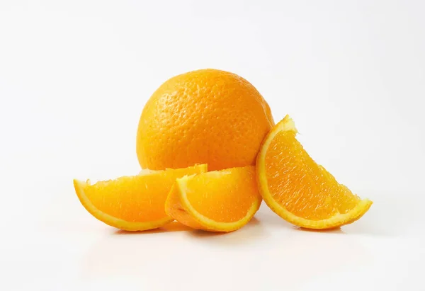 Celé pomeranče a plátky — Stock fotografie