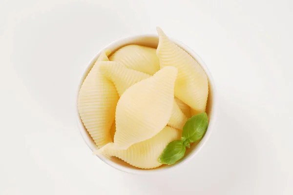 Bowl of pasta shells — Stock Photo, Image