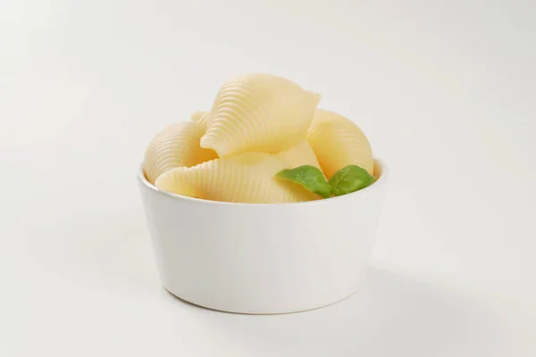 Skål med pasta snäckor — Stockfoto
