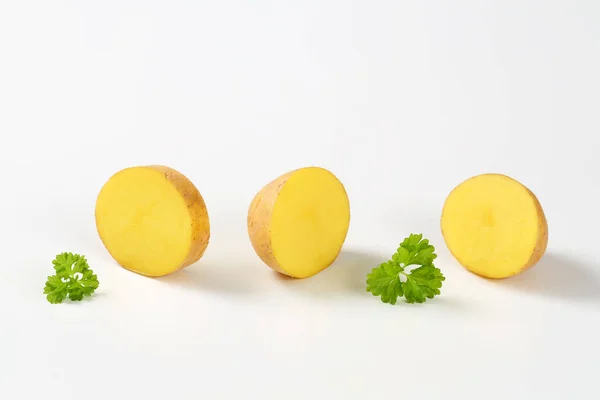 Skivad rå potatis — Stockfoto