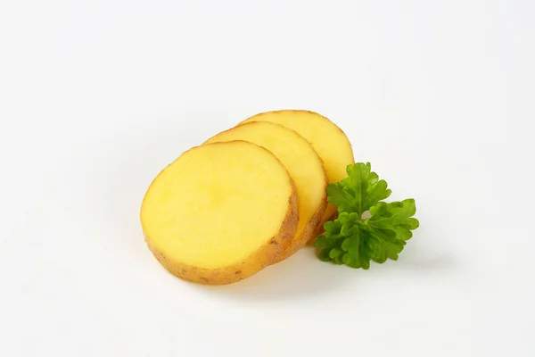 Нарізаний сирі картопляні — стокове фото