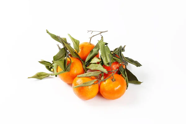 Mandarinas frescas con hojas —  Fotos de Stock