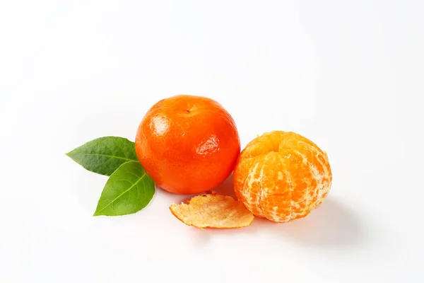 Clementinas peladas y sin pelar —  Fotos de Stock