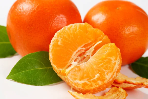 Peeled and unpeeled clementines — Stock Photo, Image