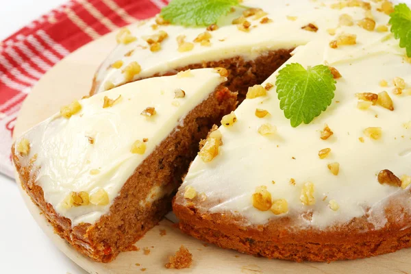 Karottenkuchen mit Frischkäseglasur — Stockfoto