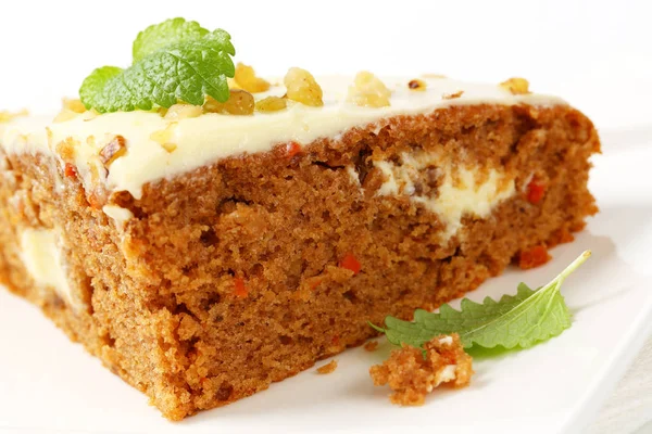 Carrot cake with cream cheese icing — Stock Photo, Image