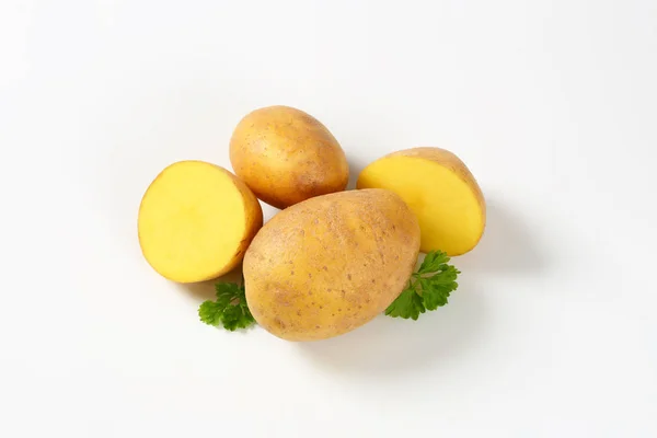 Patate intere e dimezzate — Foto Stock