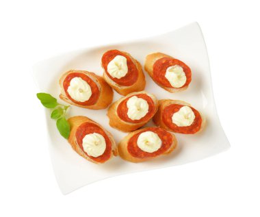 Çıtır çıtır ekmek dayalı kanepeler