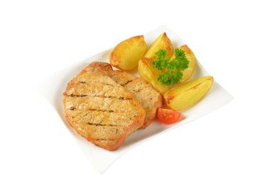 patates dilimleri ile ızgara domuz pirzola