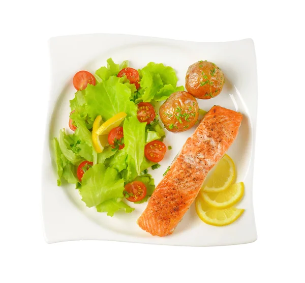 Filete de salmón con patatas asadas y verduras frescas —  Fotos de Stock