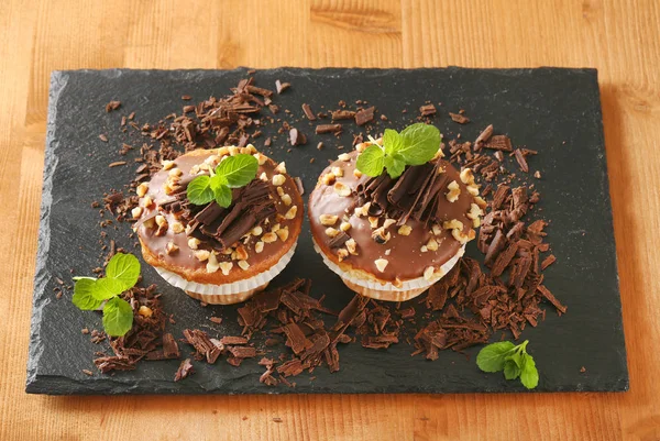 Çikolatalı topping ile Fındıklı kek — Stok fotoğraf