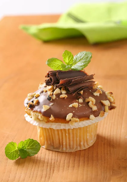 Hasselnöt muffin med choklad topping — Stockfoto