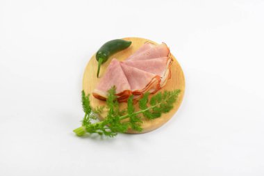 jambon dilimleri ve yeşil biber
