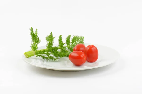 Galho de endro e tomate cereja — Fotografia de Stock