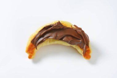 kruvasan ile çikolata yayıldı