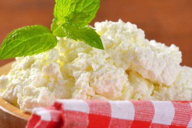 Ufalanan beyaz peynir