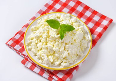 Ufalanan beyaz peynir