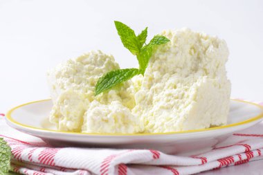 Ufalanan beyaz peynir