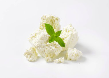 Ufalanan beyaz peynir