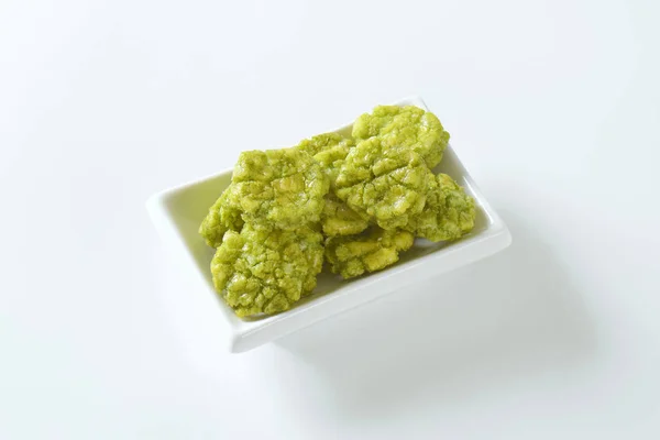 Kom van wasabi crackers — Stockfoto