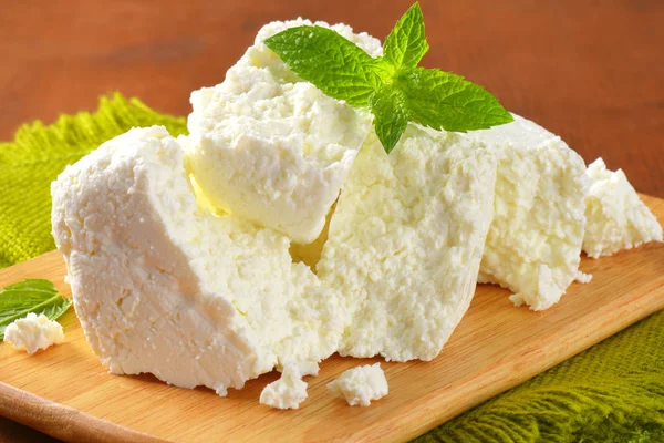 Ufalanan beyaz peynir