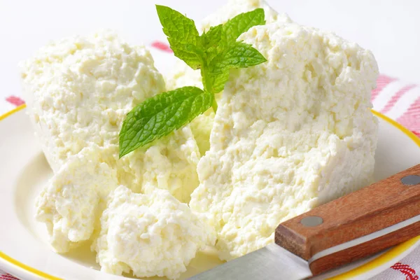 Ufalanan beyaz peynir