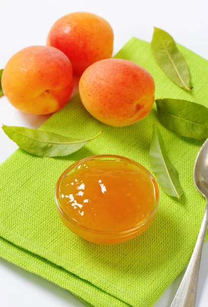 Свежие абрикосы и джем — стоковое фото