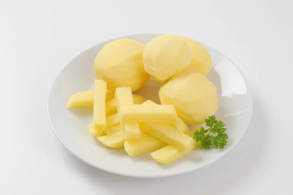 Сира ціла і подрібнена картопля — стокове фото