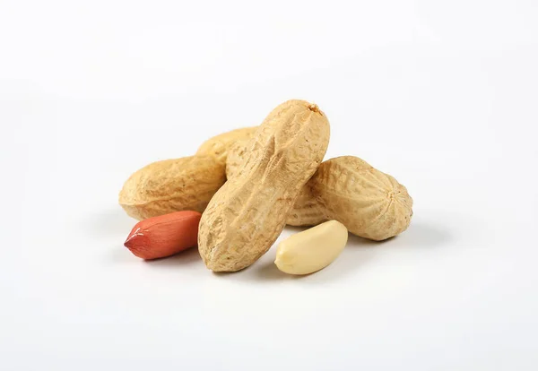Amendoins pelados e não pelados — Fotografia de Stock