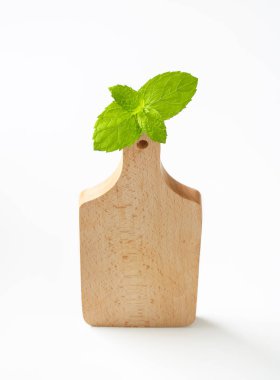 kesme tahtası üzerinde nane yaprakları