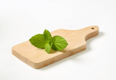 kesme tahtası üzerinde nane yaprakları