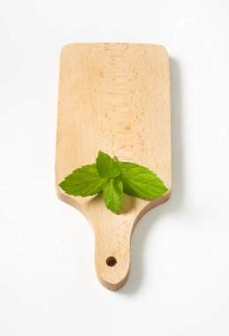 kesme tahtası üzerinde nane yaprakları