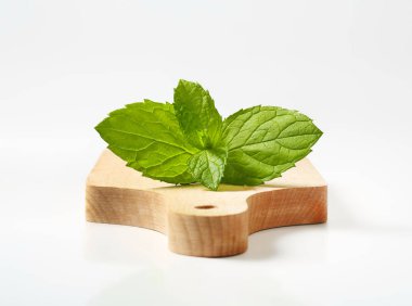 kesme tahtası üzerinde nane yaprakları
