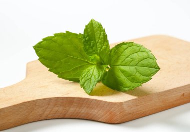 kesme tahtası üzerinde nane yaprakları