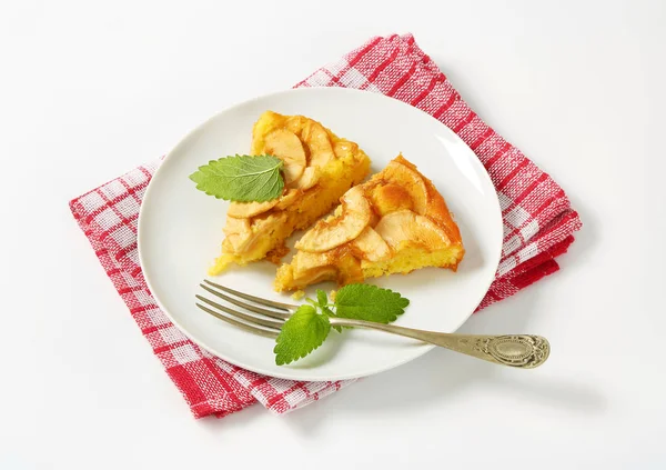 Fatias de bolo de esponja de maçã — Fotografia de Stock