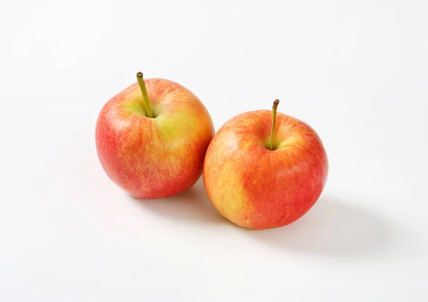 Duas maçãs maduras — Fotografia de Stock