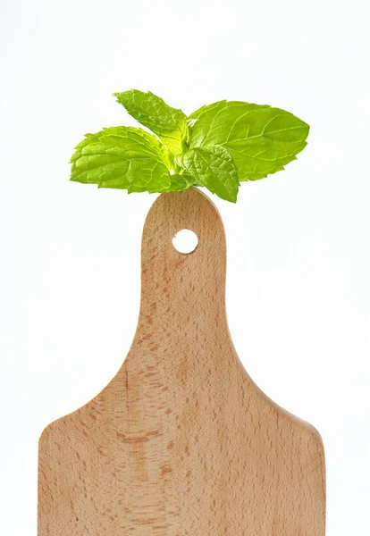 Daun mint di cutting board — Stok Foto