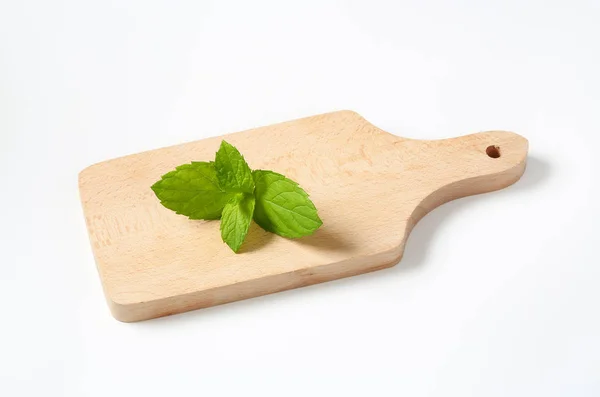 Mint leaves on cutting board — Stock Photo, Image