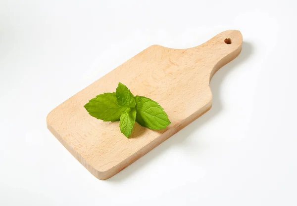 Mint leaves on cutting board — Stock Photo, Image