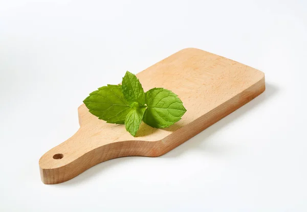 Daun mint di cutting board — Stok Foto