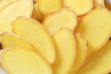 ince dilimlenmiş zencefil kökü