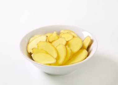 ince dilimlenmiş zencefil kökü