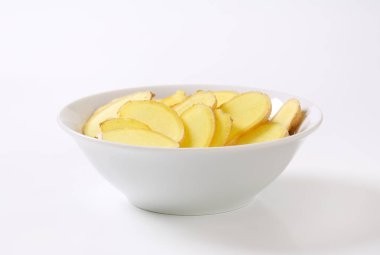 ince dilimlenmiş zencefil kökü