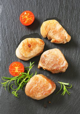 kavrulmuş domuz madalyonlar