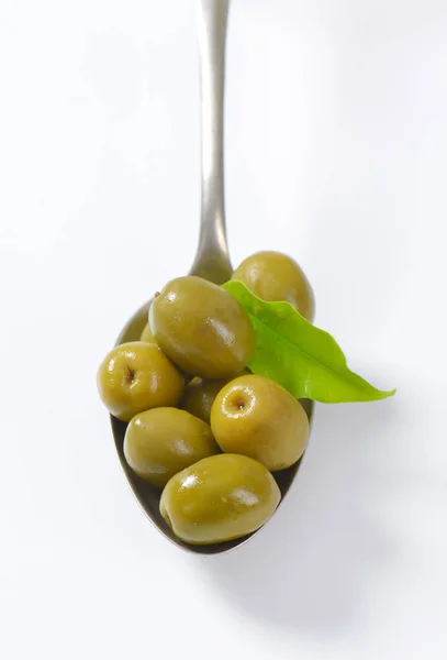 Löffel grüne Oliven — Stockfoto