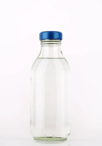 Пляшка прісної води — стокове фото