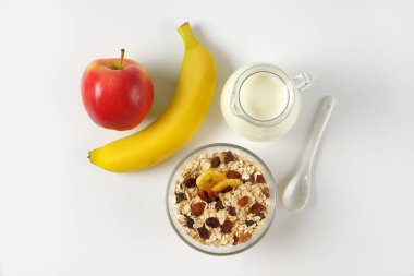 süt ve meyve yulaf gevreği