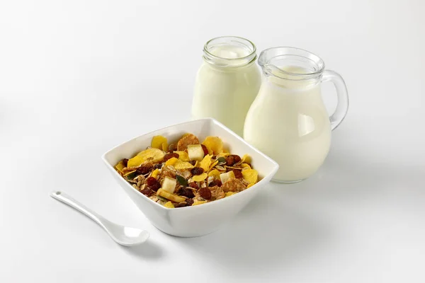 Snídaňové cereálie, mléko a bílý jogurt — Stock fotografie