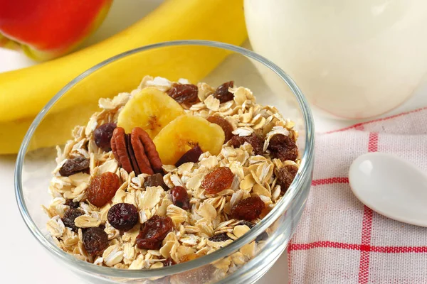 Bowl of oat flakes with raisins — Stock Photo, Image