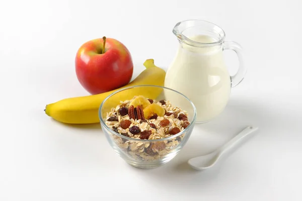 Oat flakes with milk and fruit — Stock Photo, Image